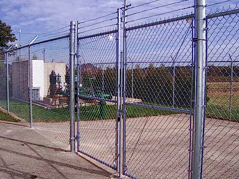 Commercial Galvanized Chain Link Fence with Barbed Wire